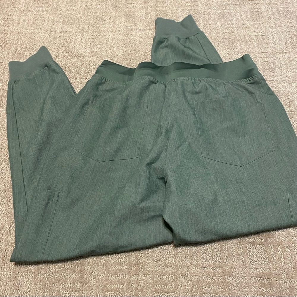 {Mandala} Scrub Set | One Pocket Top (S) & Joggers (S Petite) - Heather Olive - Picture 3 of 14